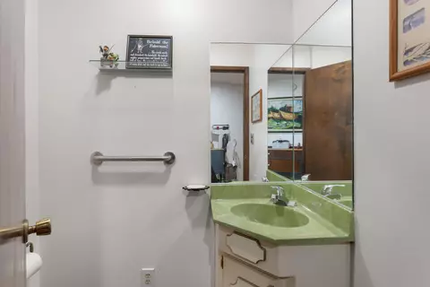 Bath - 3605 Tamarack Dr, Redding, CA 96003 photo 4 of 4