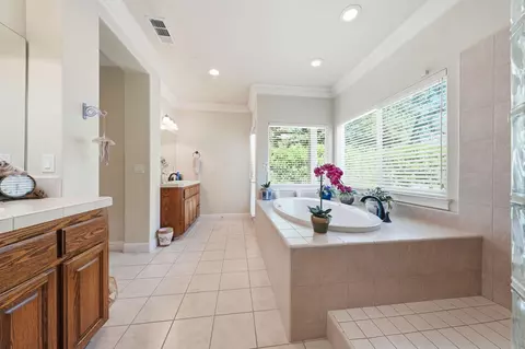 Bath - 19677 San Vincente Dr, Redding, CA 96003 photo 1 of 7