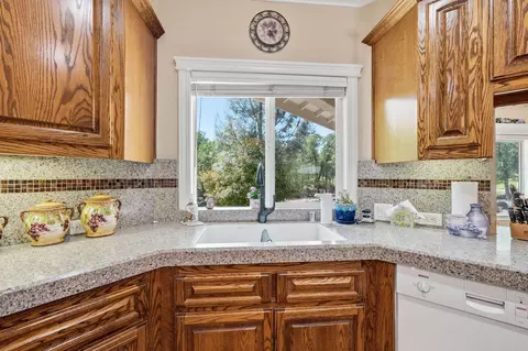 Kitchen - 19677 San Vincente Dr, Redding, CA 96003 photo 4 of 4