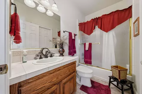 Bath - 19677 San Vincente Dr, Redding, CA 96003 photo 6 of 7