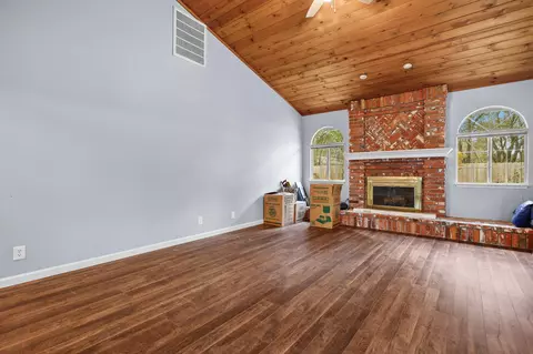 Living - 4646 Alta Camino Dr, Redding, CA 96002 photo 3 of 6