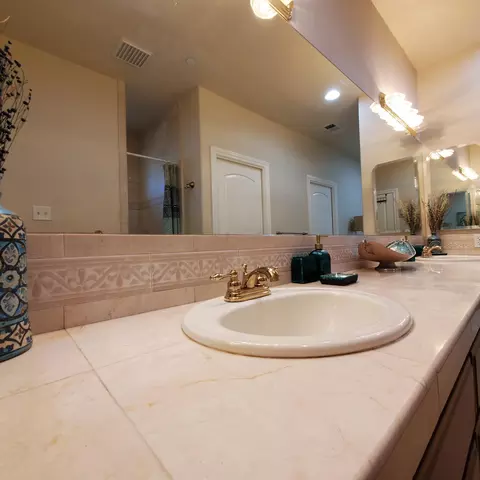 Bath - 558 Fair Hill Dr, Redding, CA 96003 photo 5 of 22