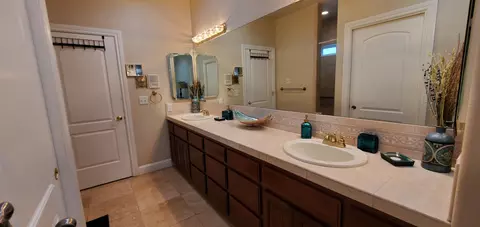 Bath - 558 Fair Hill Dr, Redding, CA 96003 photo 2 of 22