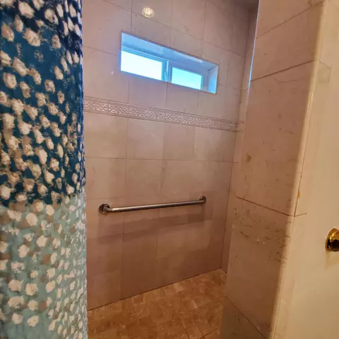 Bath - 558 Fair Hill Dr, Redding, CA 96003 photo 4 of 22