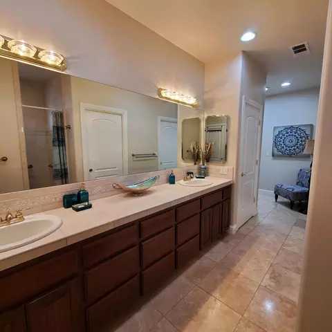 Bath - 558 Fair Hill Dr, Redding, CA 96003 photo 6 of 22