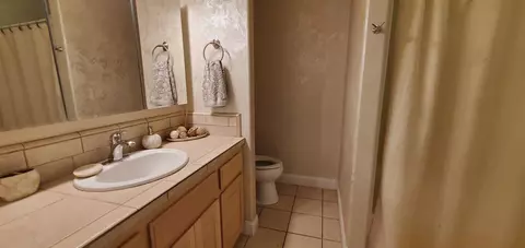 Bath - 558 Fair Hill Dr, Redding, CA 96003 photo 18 of 22