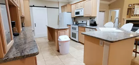 Kitchen - 558 Fair Hill Dr, Redding, CA 96003 photo 4 of 13