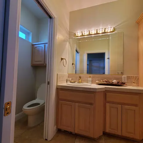 Bath - 558 Fair Hill Dr, Redding, CA 96003 photo 10 of 22