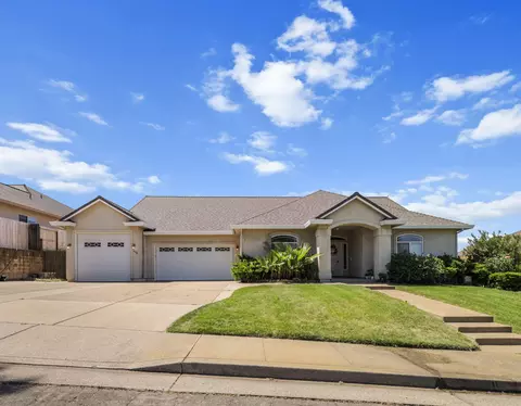 558 Fair Hill Dr, Redding, CA 96003