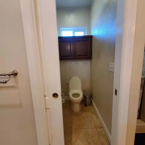 Bath - 558 Fair Hill Dr, Redding, CA 96003 photo 3 of 22