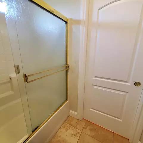 Bath - 558 Fair Hill Dr, Redding, CA 96003 photo 9 of 22