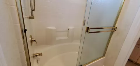 Bath - 558 Fair Hill Dr, Redding, CA 96003 photo 7 of 22