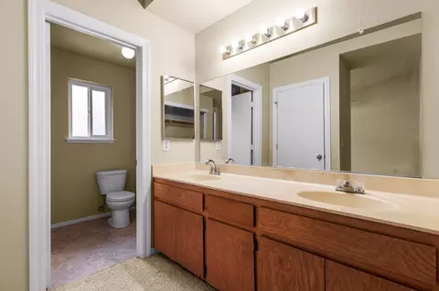 Bath - 550 Vansicklen Way, Redding, CA 96003 photo 2 of 3