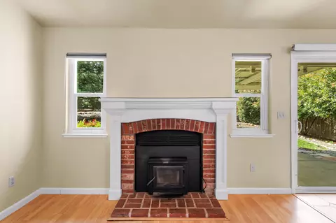 Living - 550 Vansicklen Way, Redding, CA 96003 photo 6 of 9