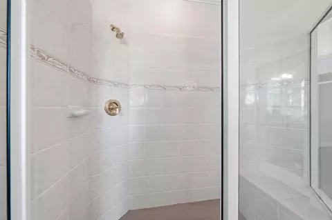 Bath - 20589 Catka Dr, Redding, CA 96003 photo 4 of 6