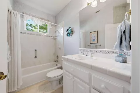 Bath - 20589 Catka Dr, Redding, CA 96003 photo 5 of 6