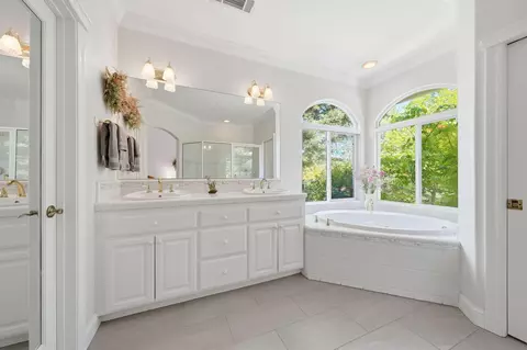 Bath - 20589 Catka Dr, Redding, CA 96003 photo 1 of 6
