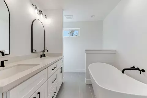 Bath - 2486 Neighborly Way, Redding, CA 96001 photo 5 of 6