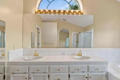 Bath - 2868 Blue Bell Dr, Redding, CA 96001 photo 2 of 6