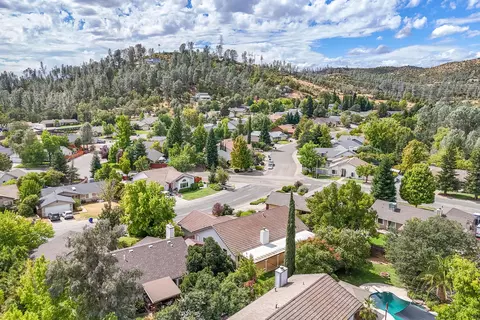 View/Area - 2166 Wicklow St, Redding, CA 96001 photo 10 of 11
