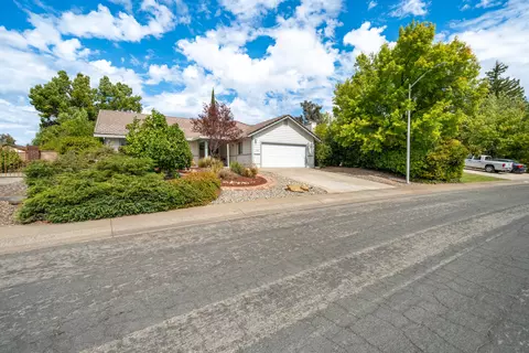 Exterior - 2166 Wicklow St, Redding, CA 96001 photo 11 of 18