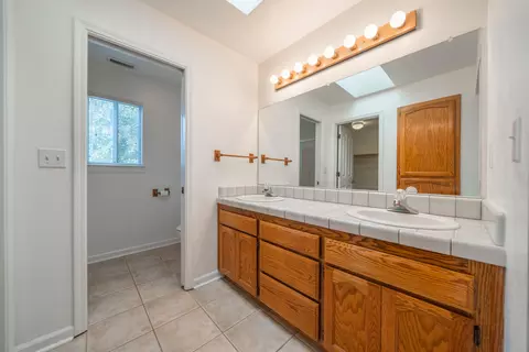 Bath - 2166 Wicklow St, Redding, CA 96001 photo 2 of 3