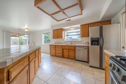 Kitchen - 2166 Wicklow St, Redding, CA 96001 photo 6 of 6