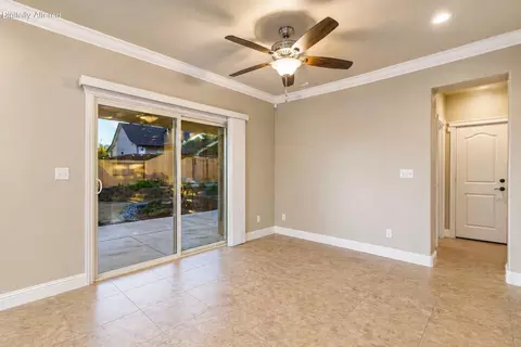 Living - 469 Belvedere Dr, Redding, CA 96003 photo 4 of 5