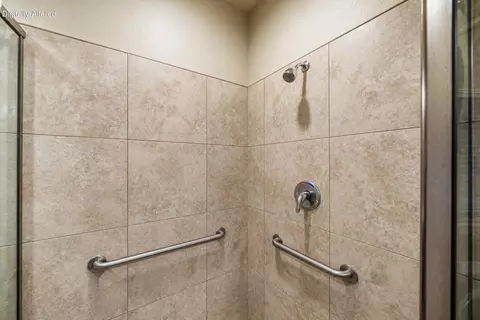 Bath - 469 Belvedere Dr, Redding, CA 96003 photo 4 of 7