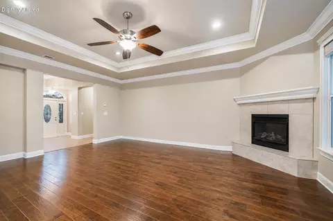 Living - 469 Belvedere Dr, Redding, CA 96003 photo 2 of 5