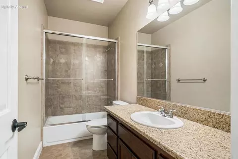 Bath - 469 Belvedere Dr, Redding, CA 96003 photo 5 of 7