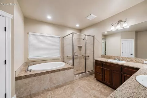 Bath - 469 Belvedere Dr, Redding, CA 96003 photo 1 of 7
