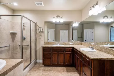 Bath - 469 Belvedere Dr, Redding, CA 96003 photo 2 of 7