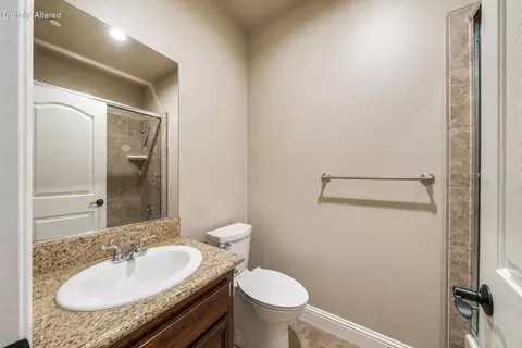 Bath - 469 Belvedere Dr, Redding, CA 96003 photo 6 of 7