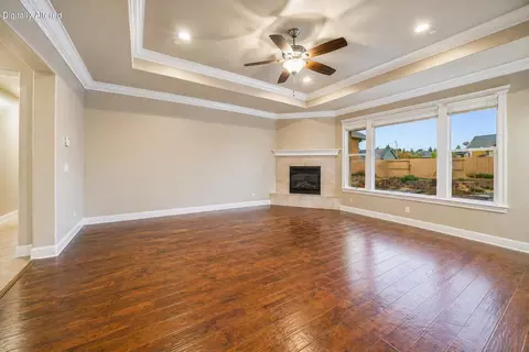 Living - 469 Belvedere Dr, Redding, CA 96003 photo 3 of 5