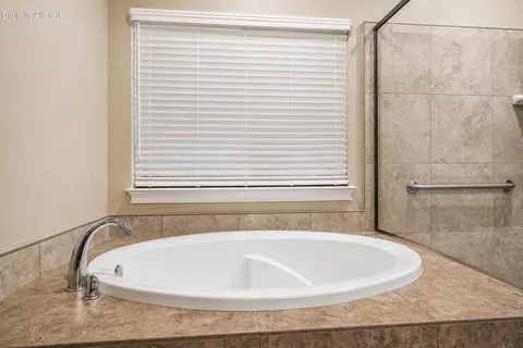 Bath - 469 Belvedere Dr, Redding, CA 96003 photo 3 of 7