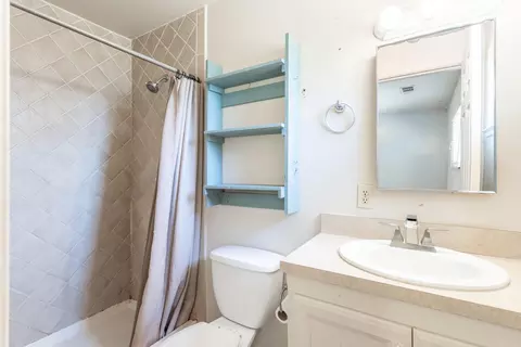 Bath - 3562 Orion Way, Redding, CA 96002 photo 1 of 2