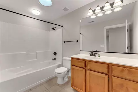 Bath - 1430 Crosspoint Way, Red Bluff, CA 96080 photo 2 of 2