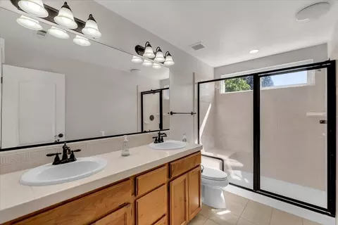 Bath - 1430 Crosspoint Way, Red Bluff, CA 96080 photo 1 of 2