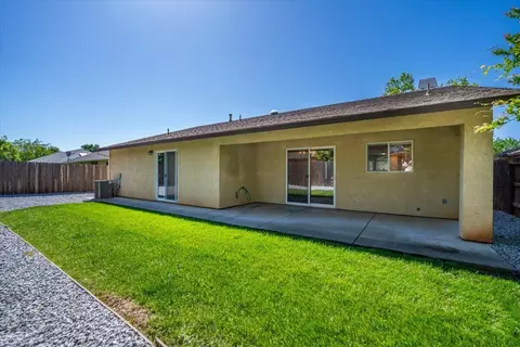 Exterior - 1430 Crosspoint Way, Red Bluff, CA 96080 photo 4 of 10
