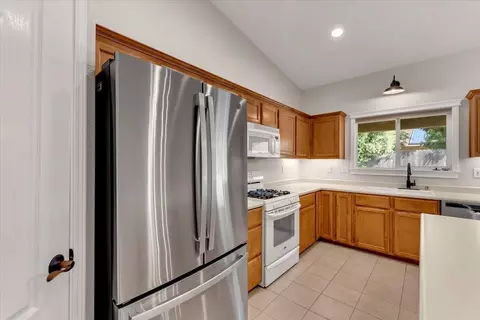 Kitchen - 1430 Crosspoint Way, Red Bluff, CA 96080 photo 4 of 5