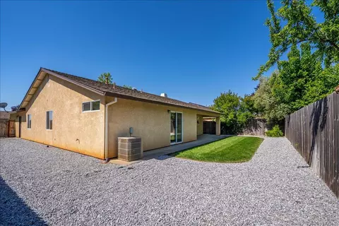 Exterior - 1430 Crosspoint Way, Red Bluff, CA 96080 photo 6 of 10