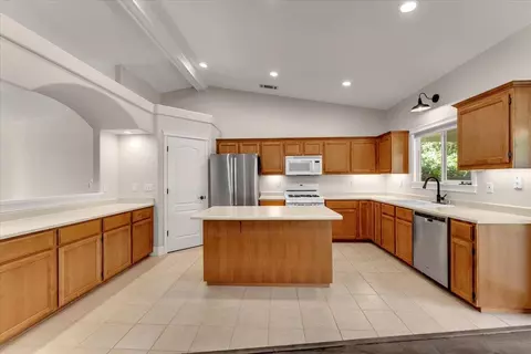 Kitchen - 1430 Crosspoint Way, Red Bluff, CA 96080 photo 2 of 5