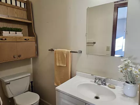 Bath - 13527 Evelyn St, Red Bluff, CA 96080 photo 1 of 4
