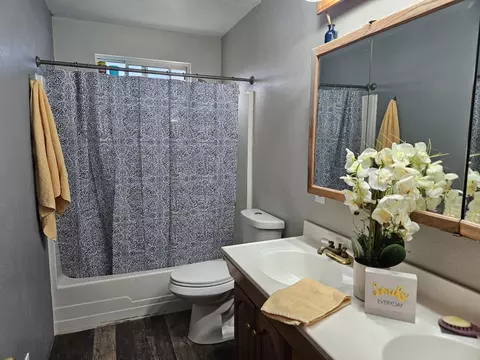 Bath - 13527 Evelyn St, Red Bluff, CA 96080 photo 2 of 4