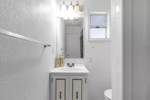 Bath - 13527 Evelyn St, Red Bluff, CA 96080 photo 3 of 4