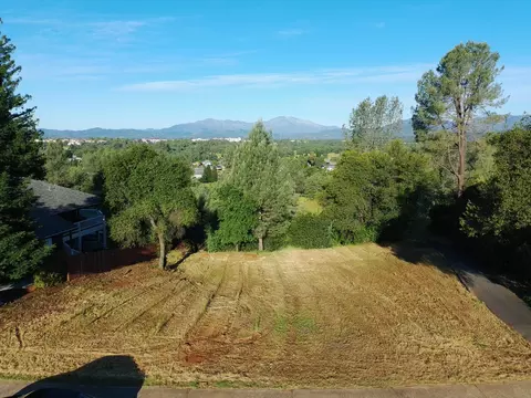 1538 Saint Andrews Dr, Redding, CA 96003