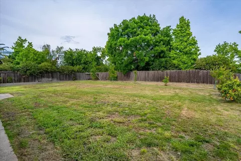 Exterior - 1675 Hominy Way, Redding, CA 96003 photo 4 of 9