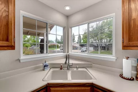 Kitchen - 1675 Hominy Way, Redding, CA 96003 photo 4 of 6