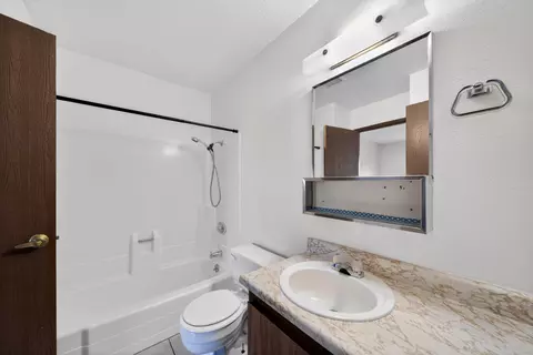 Bath - 948 Jamieson Ct, Redding, CA 96003 photo 1 of 1
